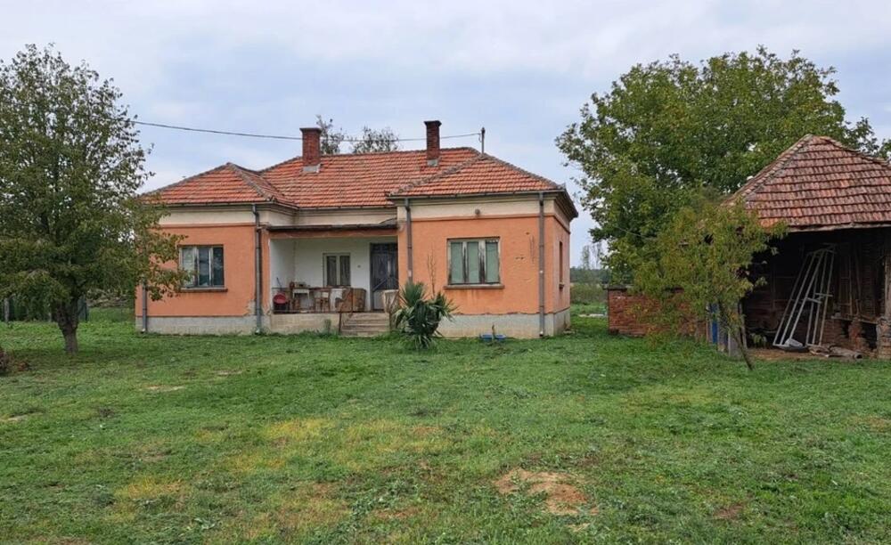 Prodaje se velika kuća sa 4 sobe i 33 ari placa za 30.000 evra! Dobijate štalu, podrum, bunar i veliko dvorište