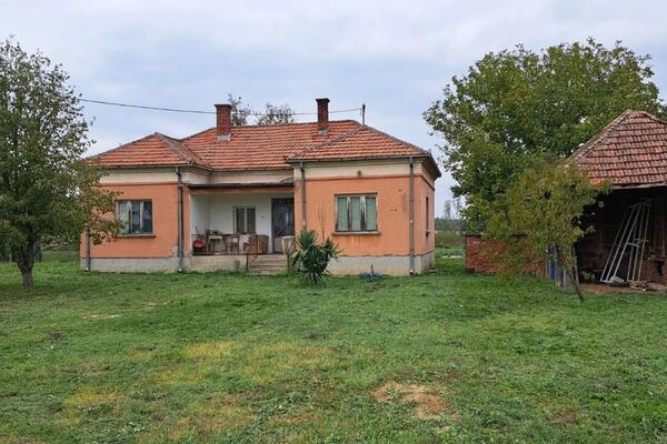 Prodaje se velika kuća sa 4 sobe i 33 ari placa za 30.000 evra! Dobijate štalu, podrum, bunar i veliko dvorište