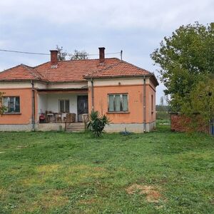 Prodaje se velika kuća sa 4 sobe i 33 ari placa za 30.000 evra! Dobijate štalu, podrum, bunar i veliko dvorište