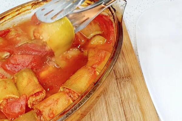 Letnja sarma gotova za 30 minuta: Nema ni mesa ni kiselog kupusa, a ukusna kao da je pravila baka