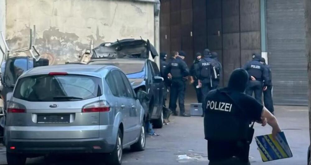 Naplaćivali migrantima put i do 10.000 evra, po 60 osoba bilo na jednom čamcu: Dve ključne osobe se krile u Srbiji