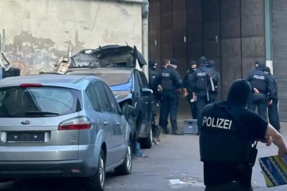 Naplaćivali migrantima put i do 10.000 evra, po 60 osoba bilo na jednom čamcu: Dve ključne osobe se krile u Srbiji