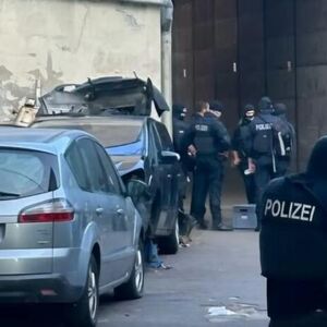 Naplaćivali migrantima put i do 10.000 evra, po 60 osoba bilo na jednom čamcu: Dve ključne osobe se krile u Srbiji