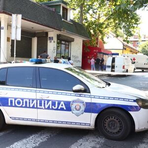 Voz udario u automobil u Loznici: Parkiran uz samu prugu, za dlaku izbegnuta tragedija