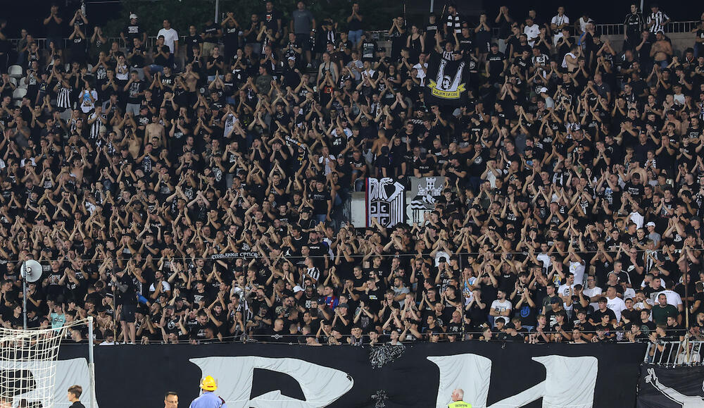 CEO STADION GRMI! Tobol dočekala paklena atmosfera u Humskoj (Video)