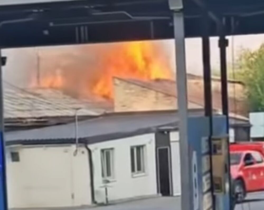 BEOGRAD JE PREKRIVEN DIMOM! Buktinja na krovu "Zastava prometa", gori 400 metara kvadratnih, vatrogasci na terenu