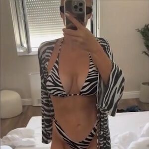 POZNATA SEKA (41) POSTALA ZEBRICA! Skinula se u PROVOKATIVNI bikini, pa krenula da ih NAMEŠTA! Snimak za infarkt