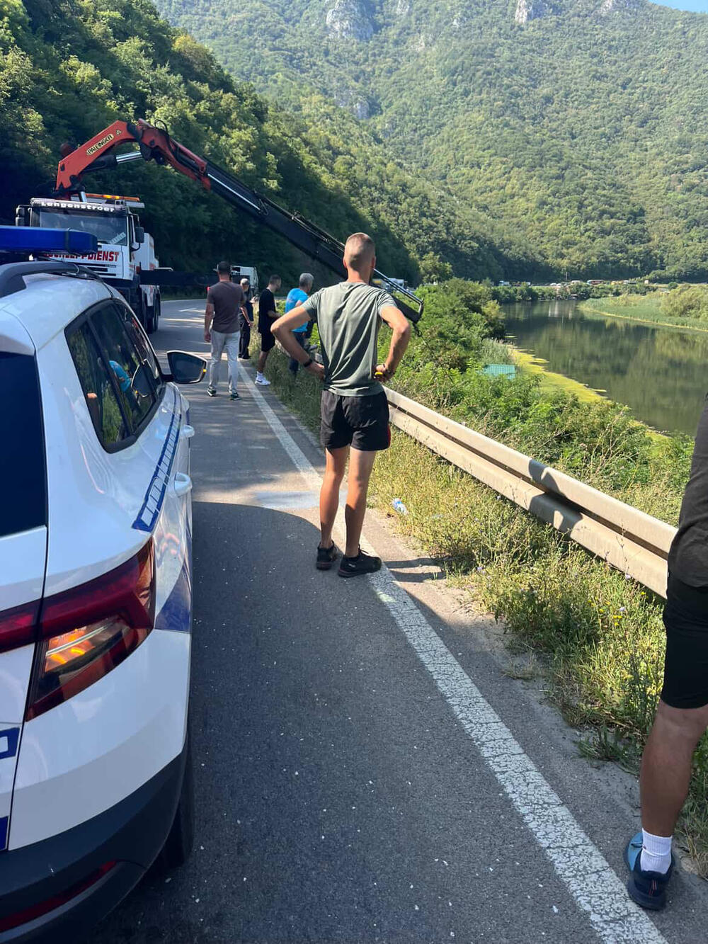Vozilo sletelo u jezero Međuvršje: Nova teška nesreća, u toku izvlačenje - ovo je slika sa lica mesta (FOTO)