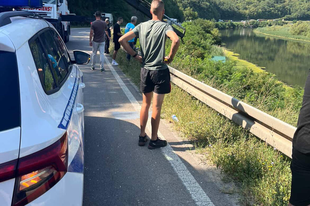 Vozilo sletelo u jezero Međuvršje: Nova teška nesreća, u toku izvlačenje - ovo je slika sa lica mesta (FOTO)