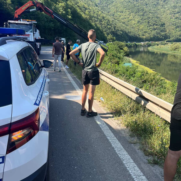 Vozilo sletelo u jezero Međuvršje: Nova teška nesreća, u toku izvlačenje - ovo je slika sa lica mesta (FOTO)