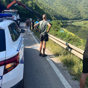 Vozilo sletelo u jezero Međuvršje: Nova teška nesreća, u toku izvlačenje - ovo je slika sa lica mesta (FOTO)