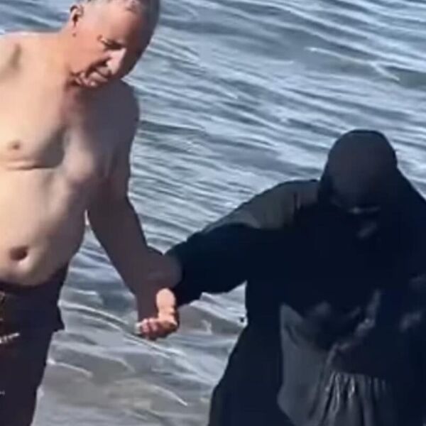 "ON ŠETA GOLOG STOMAKA, A ONA NE MOŽE DA DIŠE!" Svi komentarišu ovaj snimak MUSLIMANSKOG PARA (VIDEO)