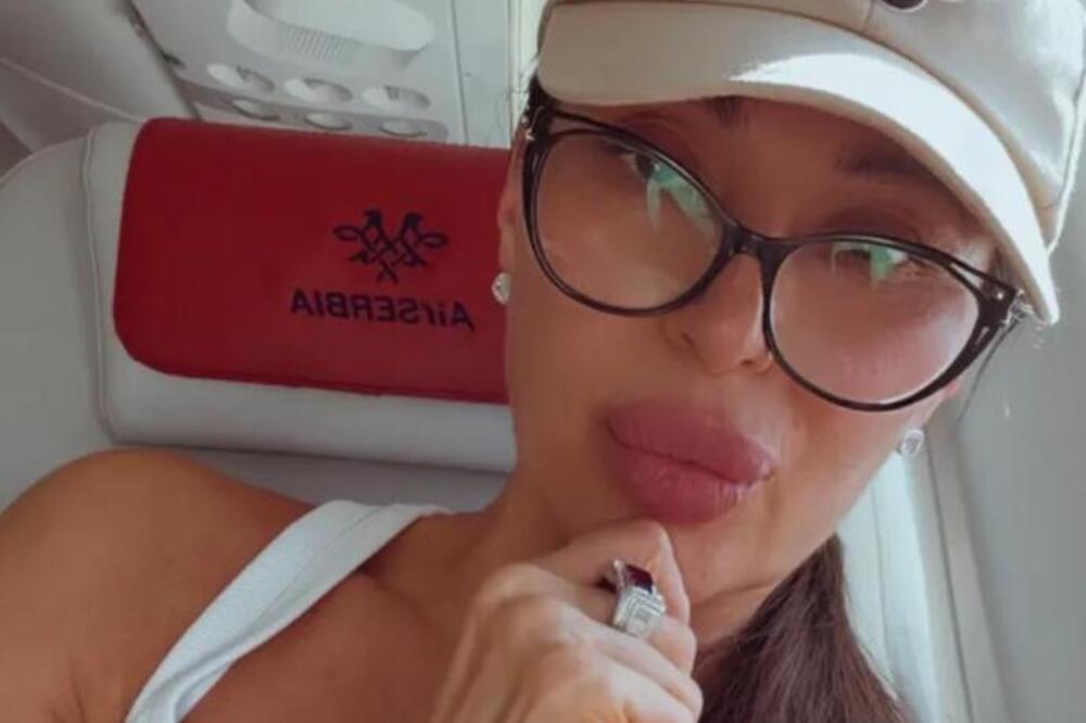 NIKO JE NIJE PRIMETIO! Srpska majka u avionu, a niko ni da "BACI POGLED"! Pogledajte kako se KAMUFLIRALA
