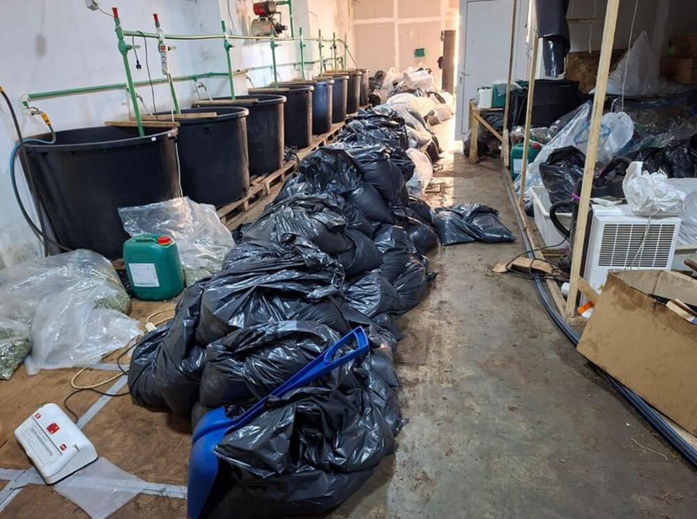 PRIPADNICI SAJ-a UPALI U TAJNU LABORATORIJU ZA DROGU U SMEDEREVU: Zaplenjeno POLA TONE narkotika! (FOTO)