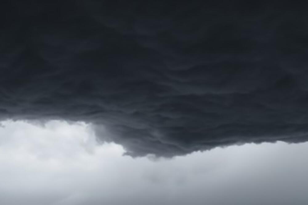 CRNI, MRAČNI, DŽINOVSKI OBLACI STIŽU U SRBIJU! Satnica kretanja nevremena, Beograd neće biti pošteđen, dolazi OLUJA