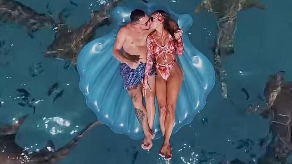 NOVI STARI LJUBAVNI PAR ZAROBLJEN MEĐU AJKULAMA! Šok prizor sa Maldiva, ovo se viđa samo na filmovima