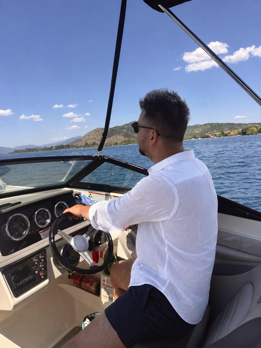 UŽIVA U ČARIMA RODNOG KRAJA! Gde je pobegao naš pevač iz vrelog Pariza? FOTO