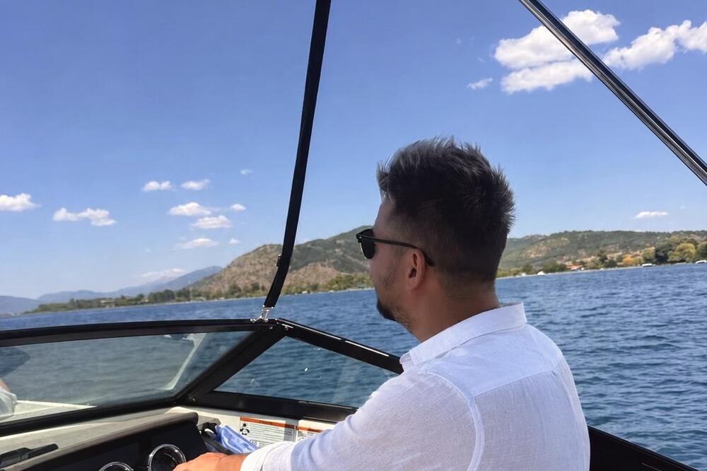 UŽIVA U ČARIMA RODNOG KRAJA! Gde je pobegao naš pevač iz vrelog Pariza? FOTO