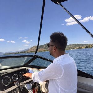 UŽIVA U ČARIMA RODNOG KRAJA! Gde je pobegao naš pevač iz vrelog Pariza? FOTO