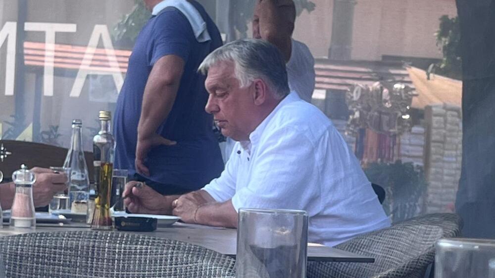 Orban stigao u Guču: Bez telohranitelja seo za sto, pa navalio na svadbarski kupus, pa se dohvatio i...