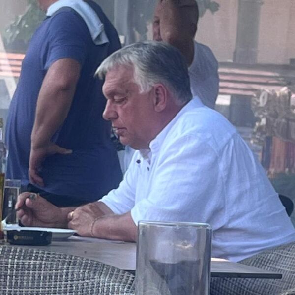 Orban stigao u Guču: Bez telohranitelja seo za sto, pa navalio na svadbarski kupus, pa se dohvatio i...