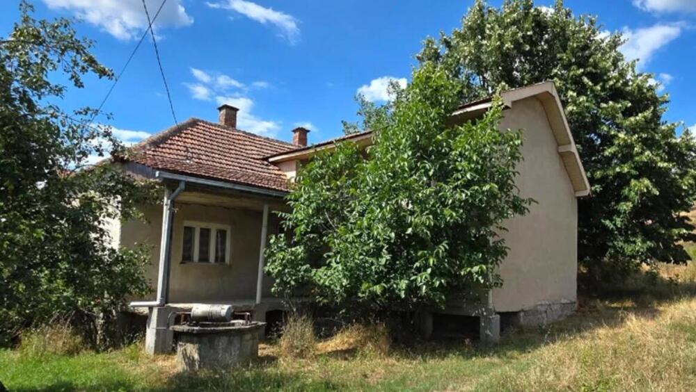 Svi bi da kupe Suzaninu kuću! Za male pare dobijate i hektare zemlje, a selo zna cela Srbija zbog domaće serije