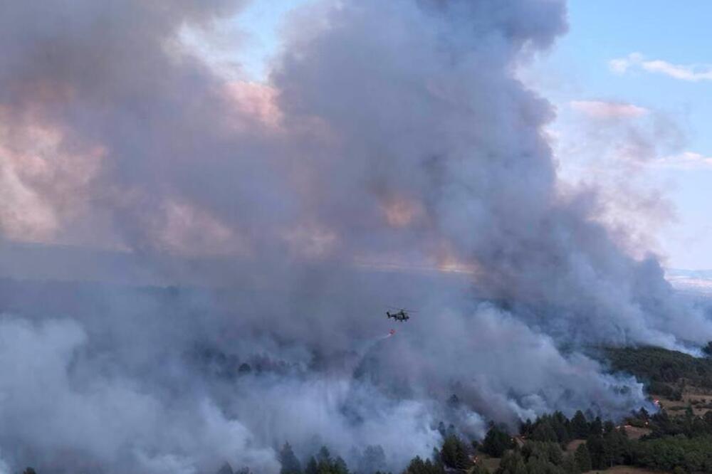 Nebo je crno od dima: Vatrena stihija guta Deliblatsku peščaru, Vojska Srbije se bori sa buktinjom (FOTO)