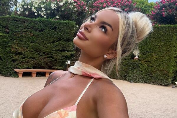 RASNA PLAVUŠA SA POLITIČKIH NAUKA HIPNOTIŠE SVE OKO SEBE: Guza u prvom planu, da vam pozli od SEKSIPILA! (FOTO)