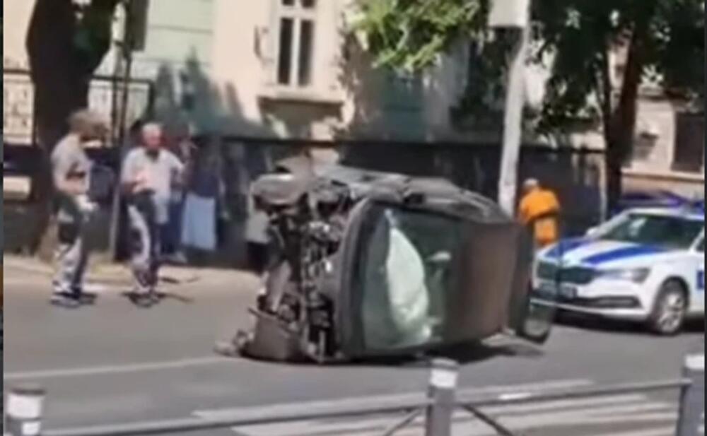 TEŠKA NESREĆA U BEOGRADU: "Smart" probio zaštitnu ogradu, ZAVRŠIO NA KROVU! (VIDEO)