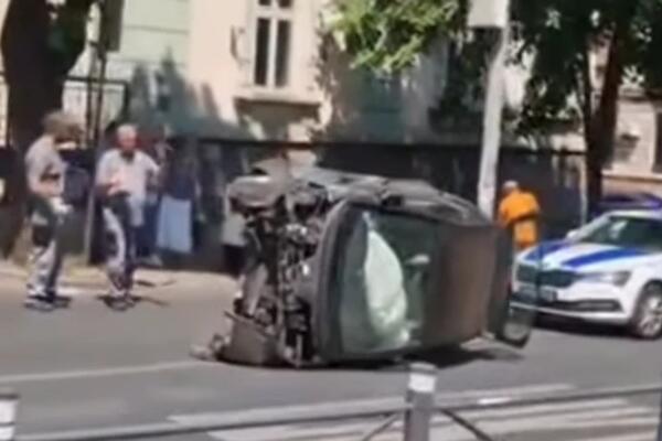 TEŠKA NESREĆA U BEOGRADU: "Smart" probio zaštitnu ogradu, ZAVRŠIO NA KROVU! (VIDEO)