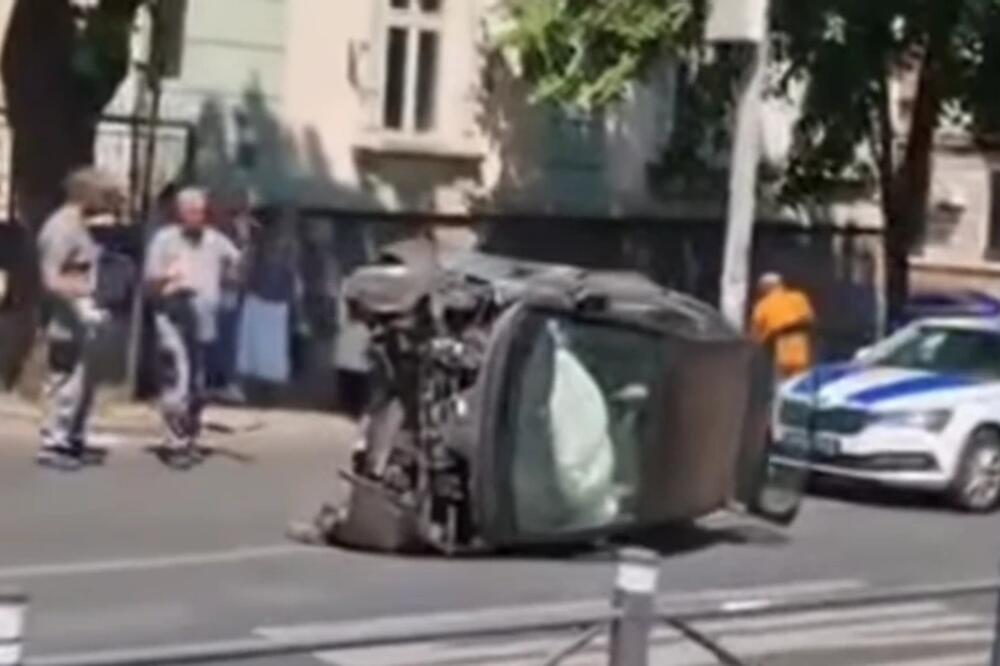 TEŠKA NESREĆA U BEOGRADU: "Smart" probio zaštitnu ogradu, ZAVRŠIO NA KROVU! (VIDEO)