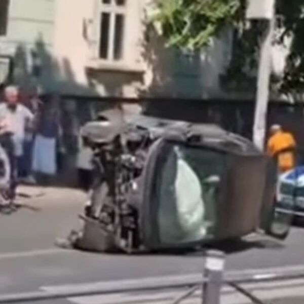 TEŠKA NESREĆA U BEOGRADU: "Smart" probio zaštitnu ogradu, ZAVRŠIO NA KROVU! (VIDEO)