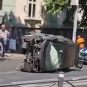 TEŠKA NESREĆA U BEOGRADU: "Smart" probio zaštitnu ogradu, ZAVRŠIO NA KROVU! (VIDEO)