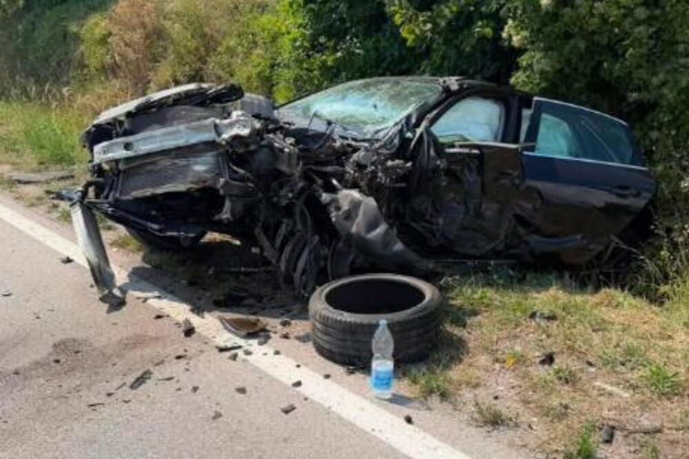 PUKIM ČUDOM OSTAO ŽIV! "Audijem" preticao kolonu, pa se zakucao u kamion! Slike su uznemirujuće