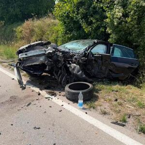 PUKIM ČUDOM OSTAO ŽIV! "Audijem" preticao kolonu, pa se zakucao u kamion! Delovi rasuti po putu