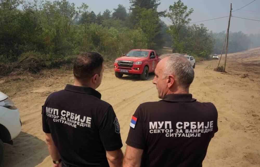 Borova kora puca kao petarda, užarene šišarke lete, a vatra tinja danima: Evo kako je planula Deliblatska peščara