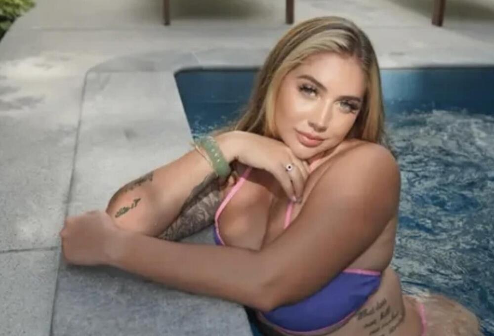 AMIRA JE VISOKA 201 CM, MUŠKARCI JOJ PLAĆAJU 80 EVRA PO MINUTU ZA OVO: Napustila posao i radi BIZARNU STVAR (FOTO)