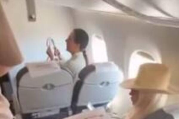 "JE L' STE OČEKIVALI DA PADNE?" Evo šta se dešavalo u AVIONU u kojem su bile I CECA I JECA! Reagovalo i OBEZBEĐENJE