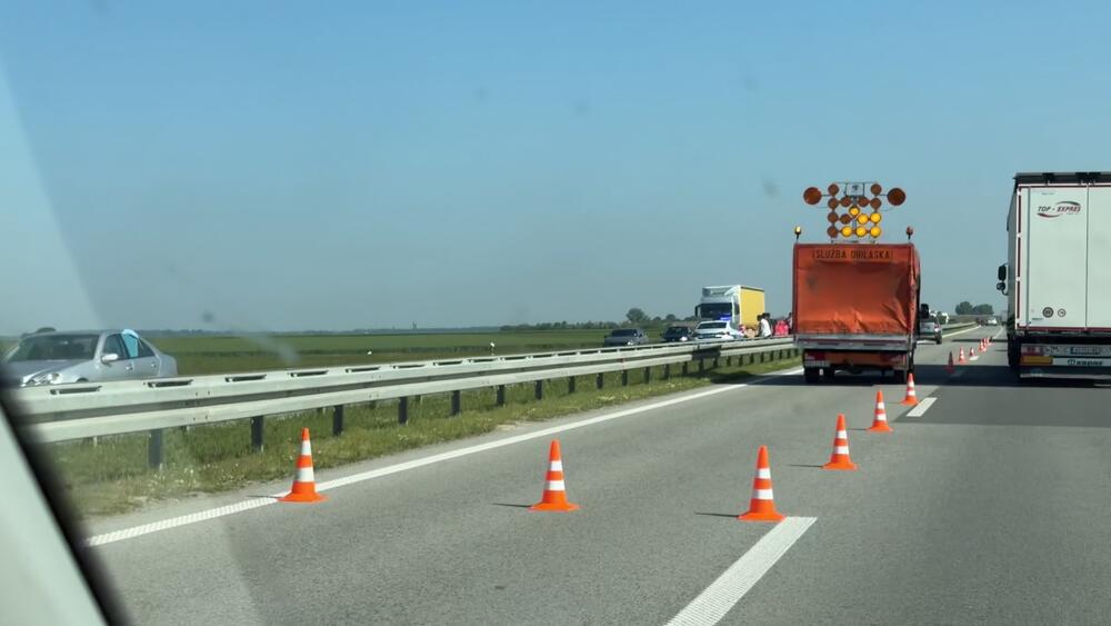Nova nesreća u Srbiji: Na auto-putu Miloš Veliki električno vozilo udario u putarski kamion