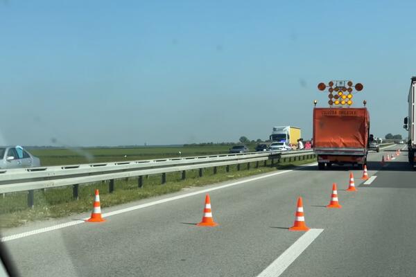 Nova nesreća u Srbiji: Na auto-putu Miloš Veliki električno vozilo udario u putarski kamion