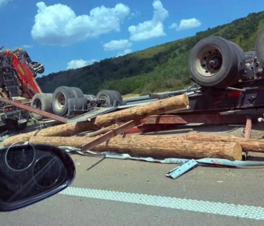 PREVRNUO SE KAMION NASRED AUTO-PUTA KOD POJATA! Zastrašujući prizori sa lica mesta (FOTO)