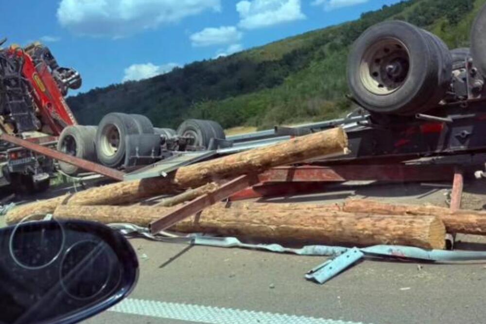 PREVRNUO SE KAMION NASRED AUTO-PUTA KOD POJATA! Zastrašujući prizori sa lica mesta (FOTO)
