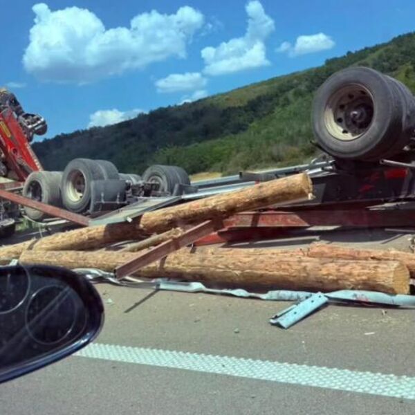 PREVRNUO SE KAMION NASRED AUTO-PUTA KOD POJATA! Zastrašujući prizori sa lica mesta (FOTO)