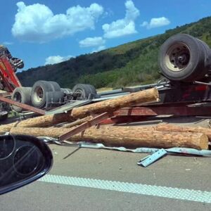 PREVRNUO SE KAMION NASRED AUTO-PUTA KOD POJATA! Zastrašujući prizori sa lica mesta (FOTO)