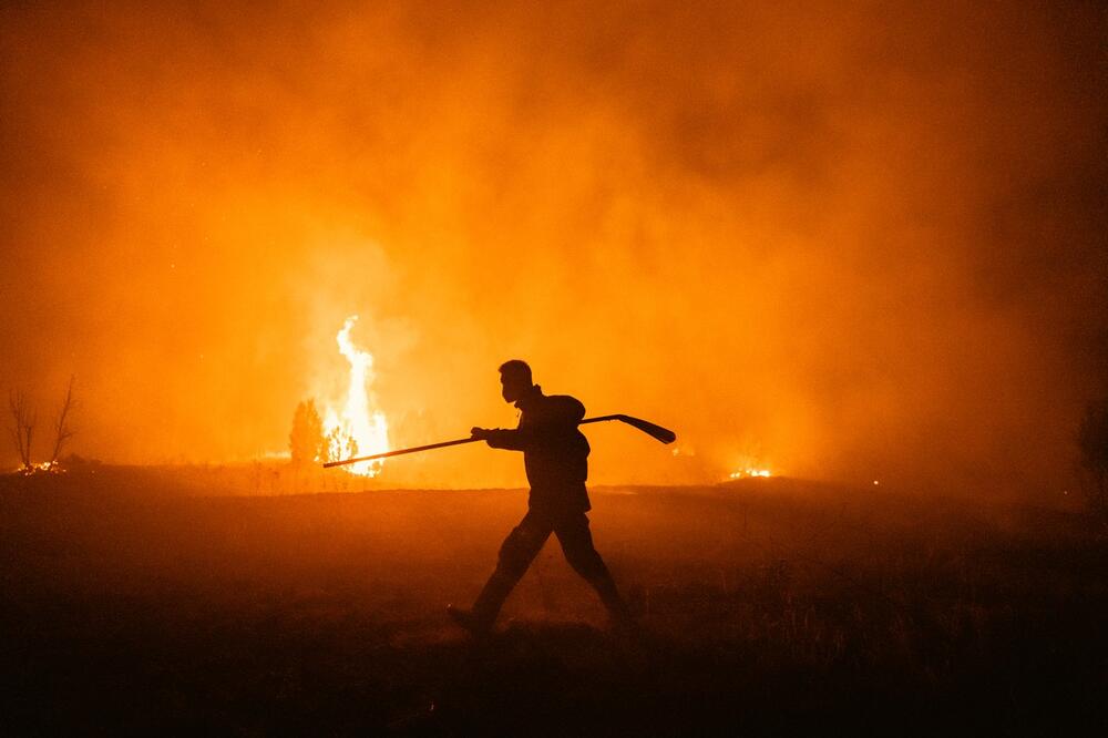 VATRA STIGLA DO KUĆA, STOTINE EVAKUISANE, DESETINE POVREĐENE! Turisti bežali glavom bez obzira, PAKAO KOD OMIŠA!