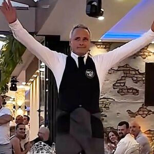 Potez vlasnika restorana u Čačku oduševio Srbiju: Radnik nije mogao da zadrži suze (VIDEO)