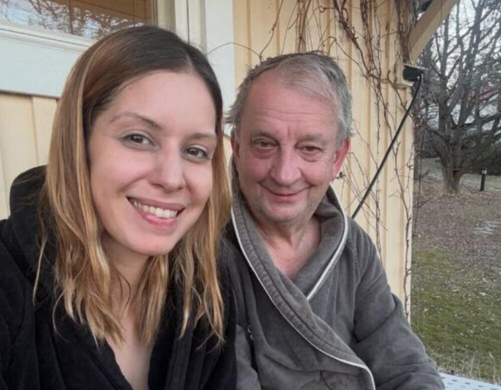 Političar (72) oženio 34 godine mlađu voditeljku: Njihova ljubav šokirala milione, sad se ona oglasila pa... (FOTO)