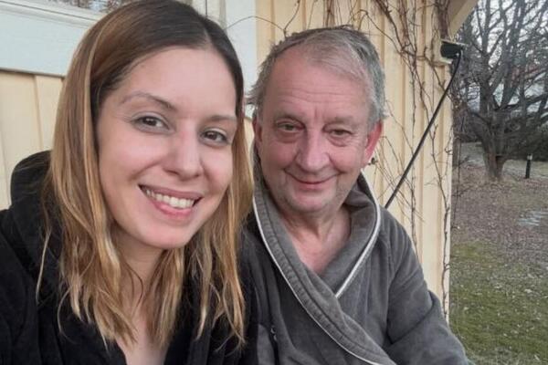 Političar (72) oženio 34 godine mlađu voditeljku: Njihova ljubav šokirala milione, sad se ona oglasila pa... (FOTO)