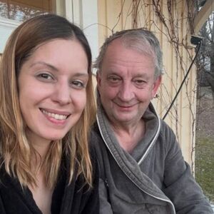 Političar (72) oženio 34 godine mlađu voditeljku: Njihova ljubav šokirala milione, sad se ona oglasila pa... (FOTO)