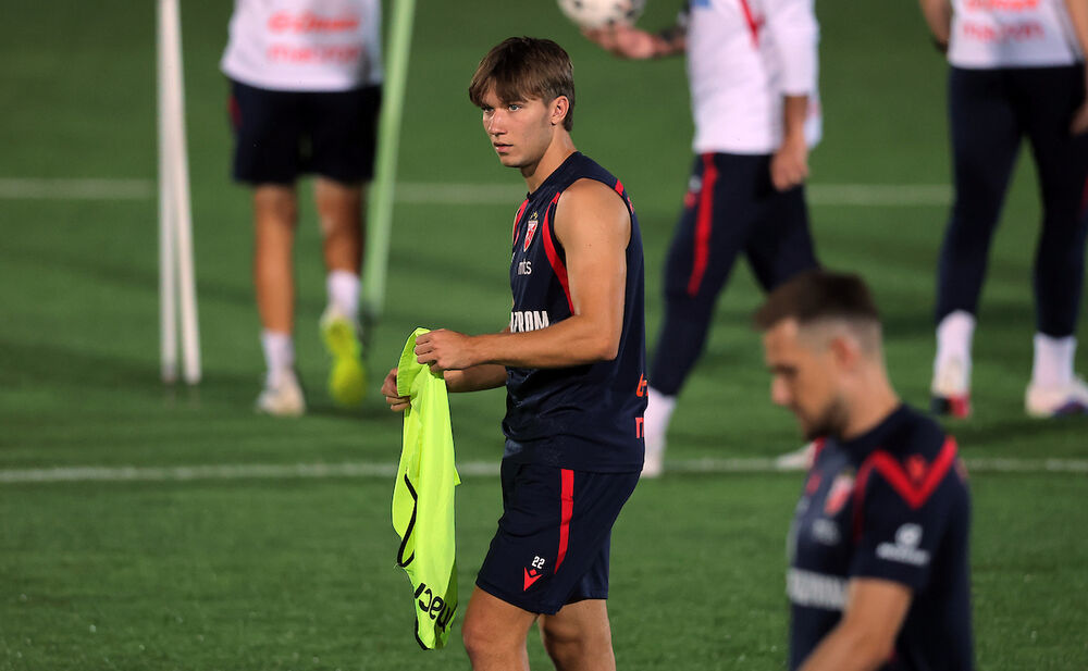 Vasilije Kostov na treningu u ponedeljak uveče pred revanš Crvene zvezde i Hapoel Ber Ševa u trećem kolu kvalifikacija za Ligu šampiona